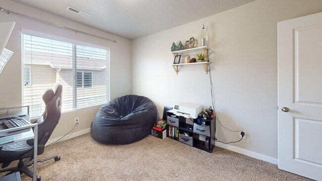 Building Photo - Spacious Townhome - 4 Bedrooms/3 Baths in South Jordan