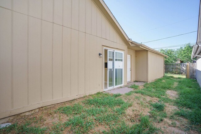 Building Photo - Charming 3-1-1 in S Dallas