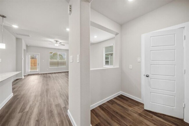 Building Photo - 18033 Martin Pines Dr