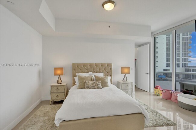 Building Photo - 15901 Collins Ave
