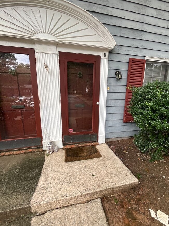 Building Photo - Beautiful 2 Bed 2.5 Bath Townhouse!