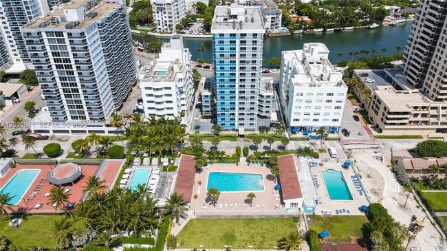 Building Photo - 2457 Collins Ave