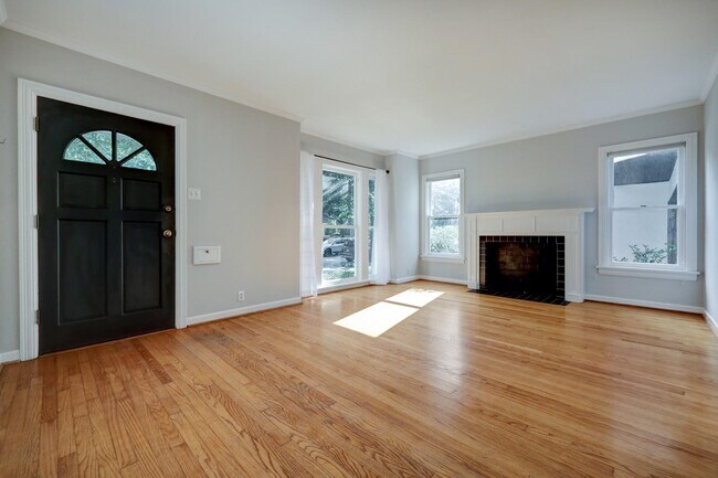 Building Photo - 2910 Plumb St