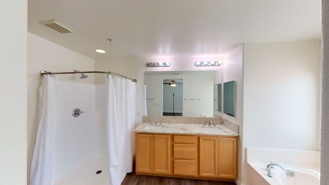 Building Photo - Spacious 4 Bedroom 3 Full Bathroom Home in...