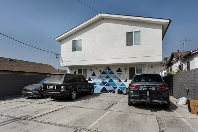 Building Photo - This beautiful and updated 4 Bed / 3 Bath apartment in a prime Boyle Heights location is now avai...
