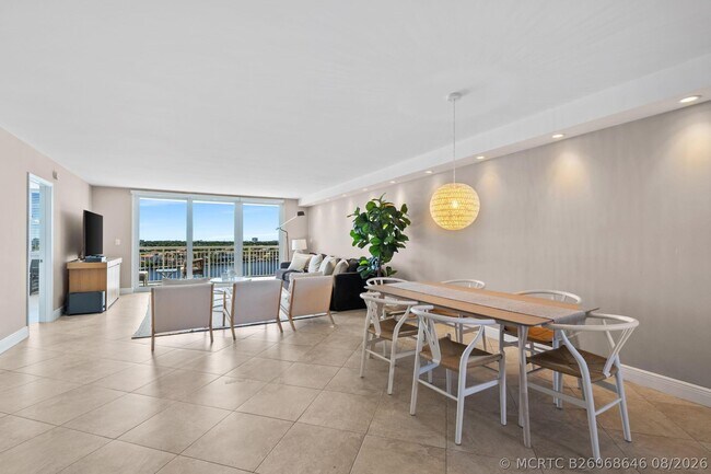 Building Photo - 511 Bayshore Dr