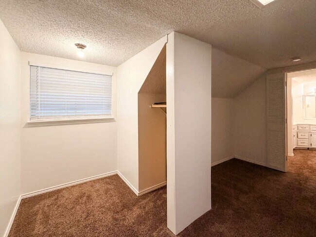 Building Photo - Beautiful 6 bed, 2 bath home in Burleson!