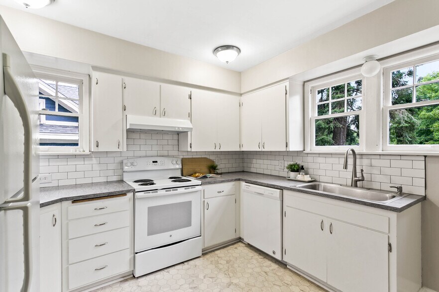 Kitchen (northwest) - 307 E 29th Ave