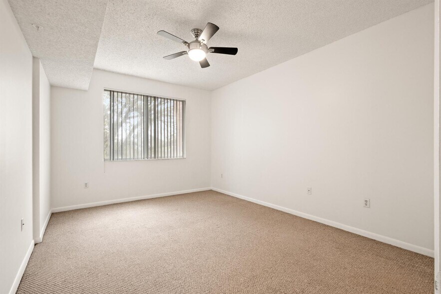 Building Photo - 6960 SW 39th St