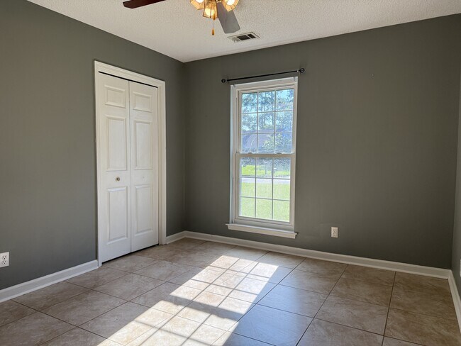 Building Photo - 122 Longleaf Cir