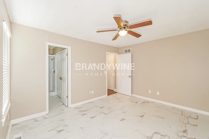 Building Photo - 13707 Bennington Ave