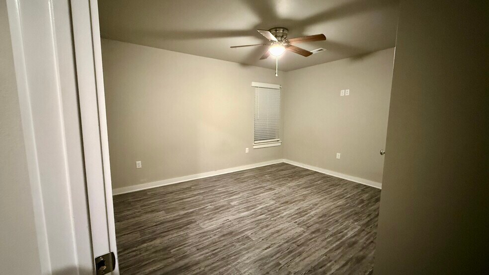 Building Photo - 103 E Mulberry St