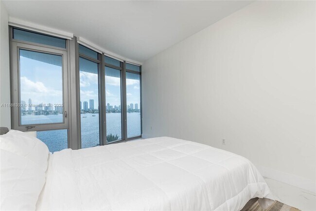 Building Photo - 17301 Biscayne Blvd