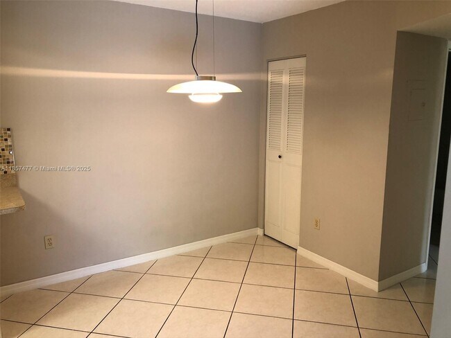 Building Photo - 10748 N Kendall Dr