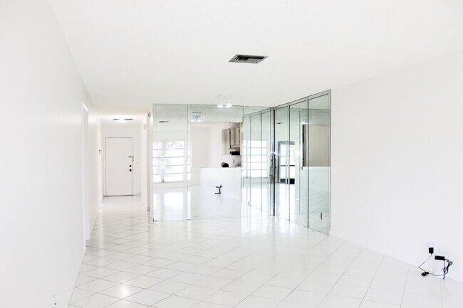 Building Photo - 5620 Queen Palm Ct