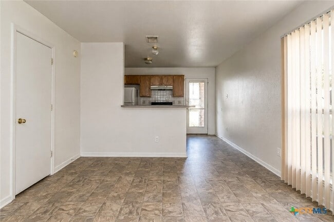 Building Photo - 102 E Robin Ln