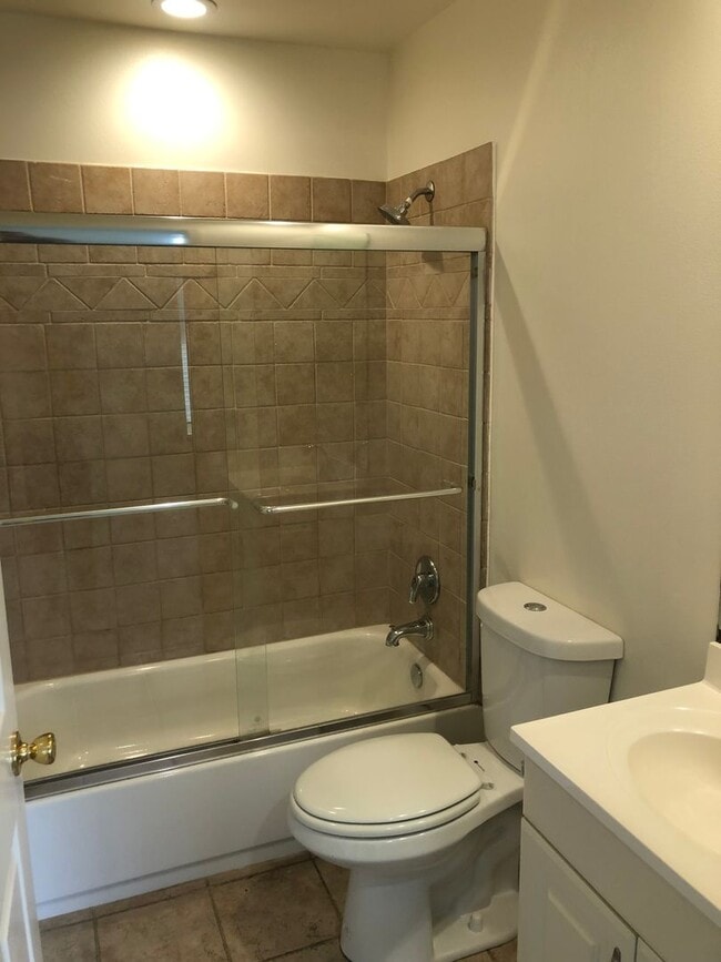 Building Photo - Beautiful Townhouse 4bd 3.75ba w/balconies...