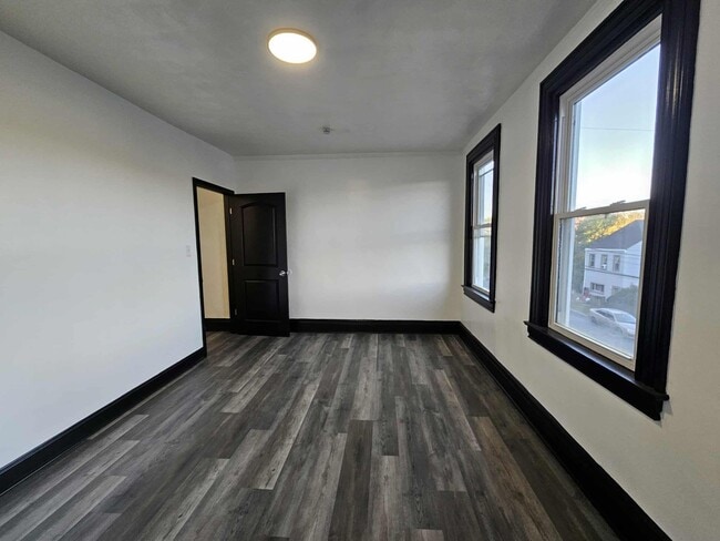 Building Photo - Beautiful 4 Bed, 1 Bath Home for Rent- Spa...