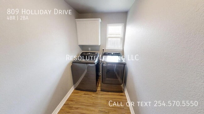 Building Photo - 809 Holliday Dr