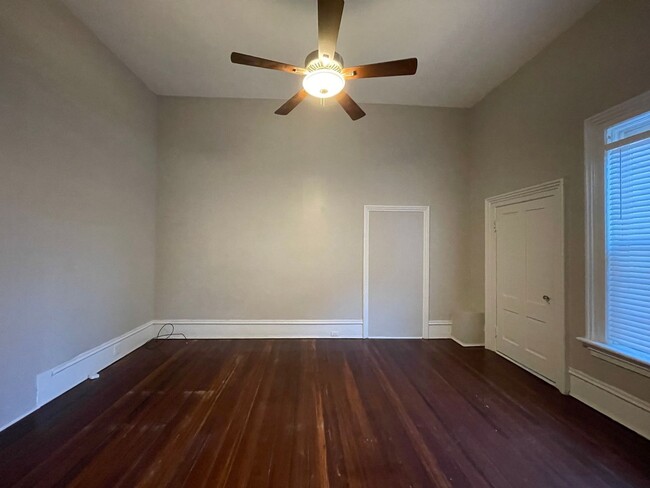 Building Photo - Spacious One Bedroom Apartment Near Mercer...