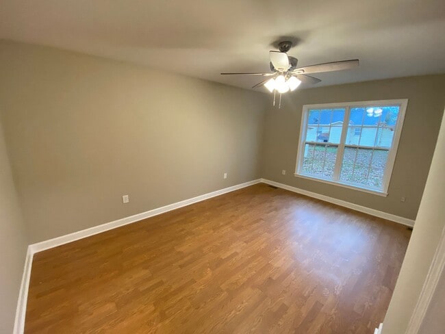 Building Photo - Freshly renovated 4 bedroom 2 bathroom hou...