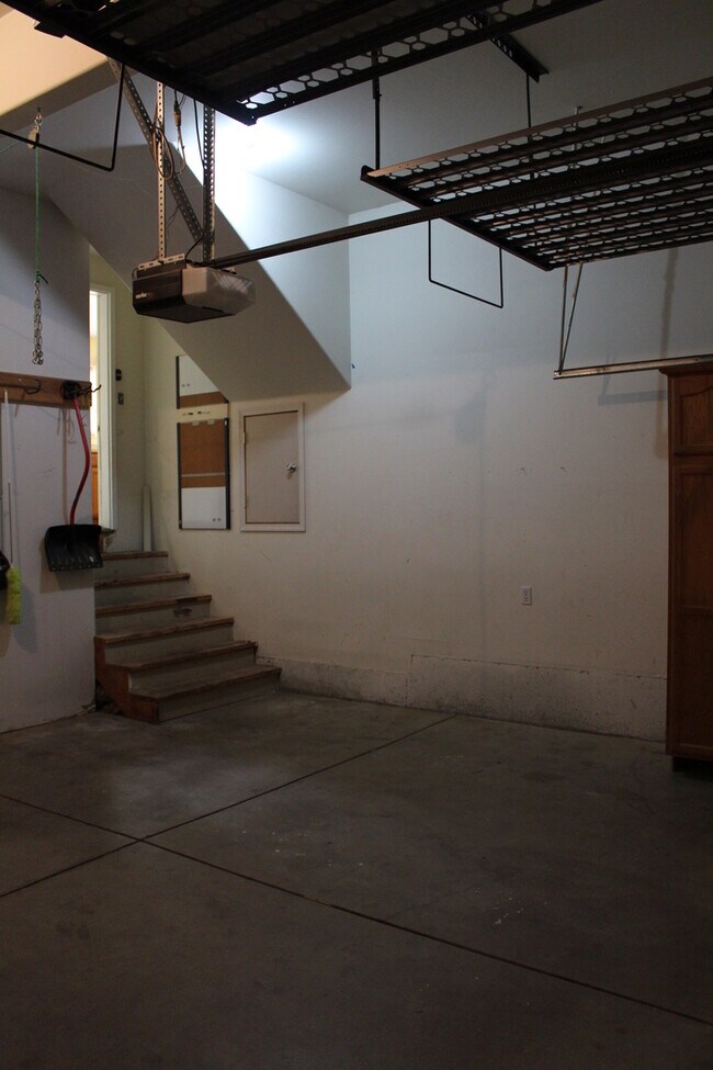 Building Photo - NE 4 Bedroom, 3 Bath, Gas Fireplace/Heat, ...