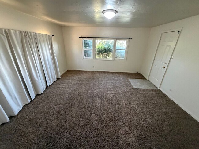 Building Photo - 2 bedroom 1 bath