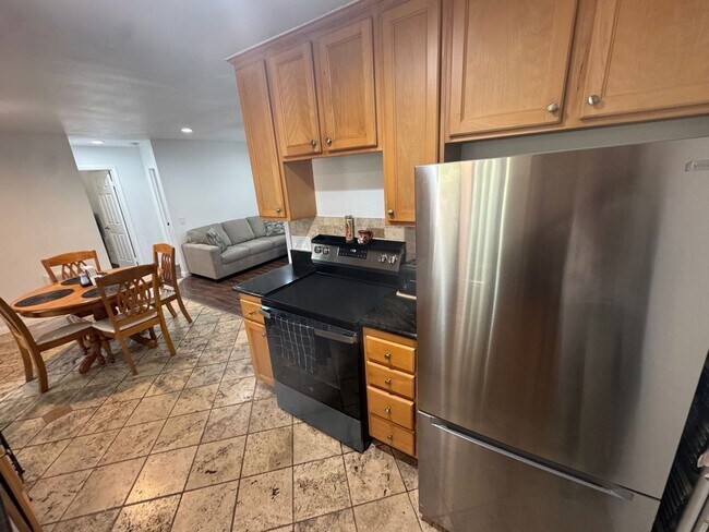 Building Photo - Newly renovated 2 bedroom, 2 bathroom condo