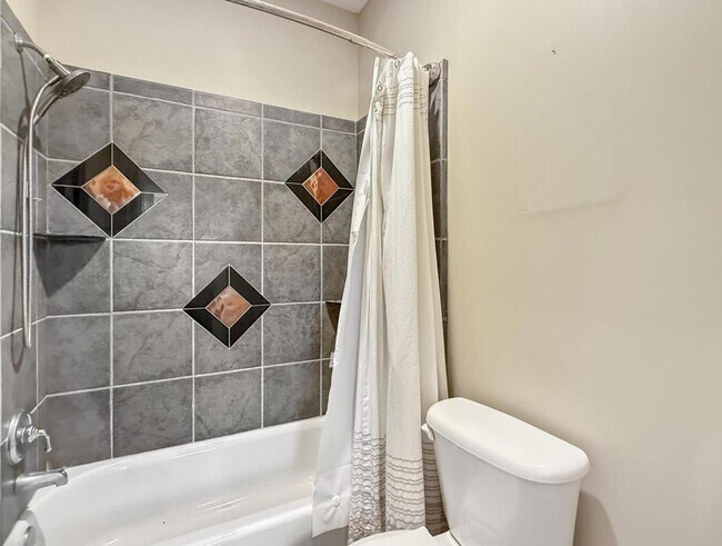 Building Photo - 1615 E Lakeview Way