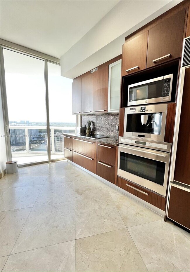 Building Photo - 15901 Collins Ave