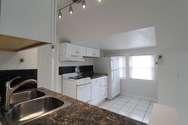 Building Photo - June FREE On This One Bedroom Apartment Near KU Med