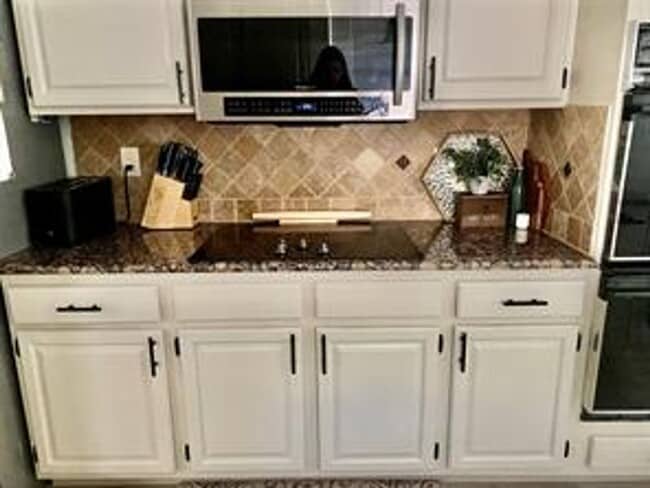 Building Photo - Beautifully Updated 3 Bedroom plus Study i...