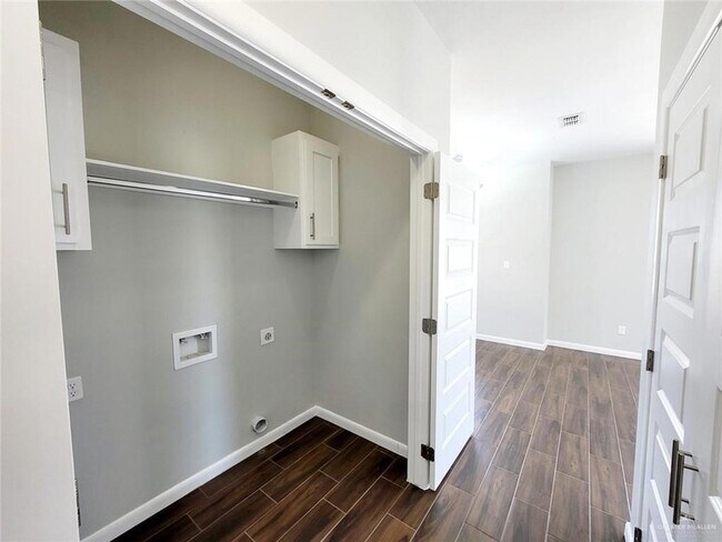Building Photo - 5805 Nightingale Ave