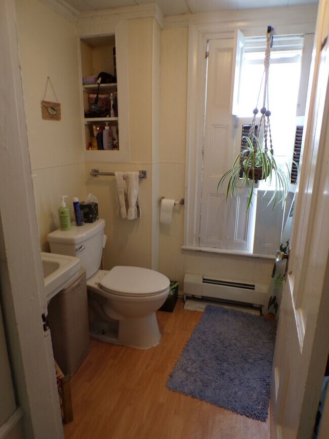 Building Photo - 205 Main St