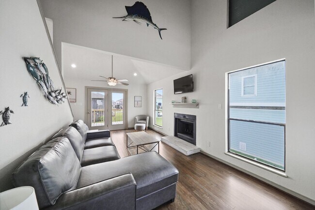 Building Photo - 4126 San Jacinto Dr