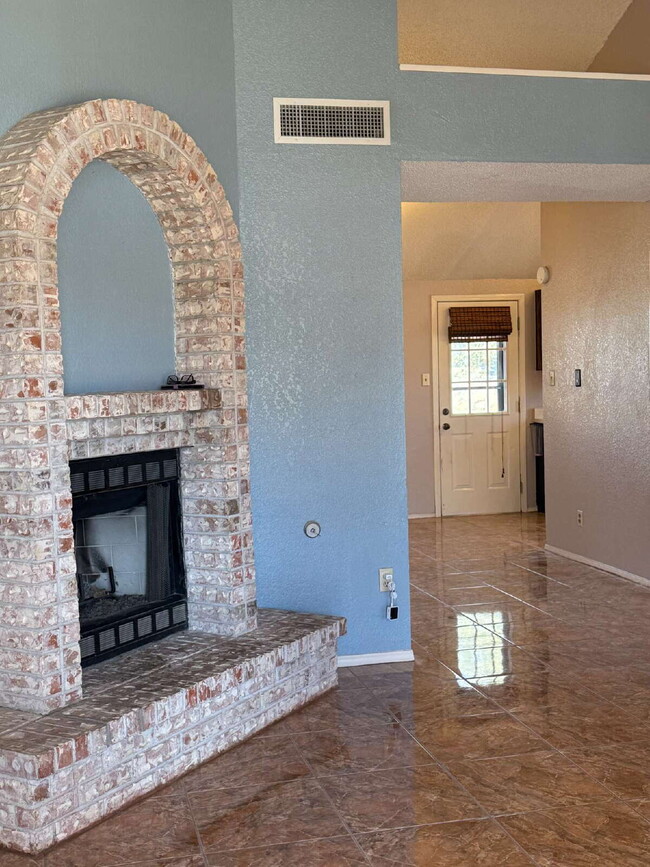 Building Photo - 15327 Woodhill Ct