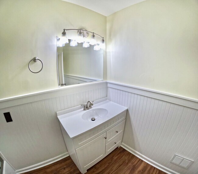 Building Photo - Beautiful 3 Bed 2 Bath Home Located In Greensboro