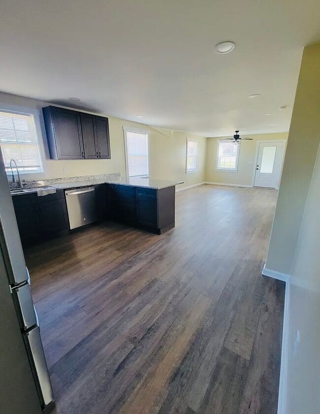 Building Photo - Newly Remodeled 3/1 Move In Ready Now!