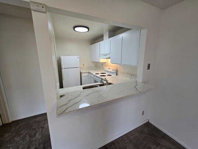 Building Photo - Bright Upstairs Studio Near Mesa College – Updated & Move-In Ready