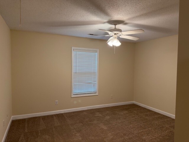 Building Photo - 116 Country River Dr
