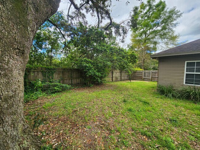 Building Photo - 102 Quince Ave