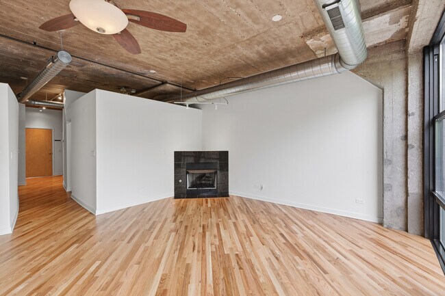 Building Photo - 1071 W 15th St