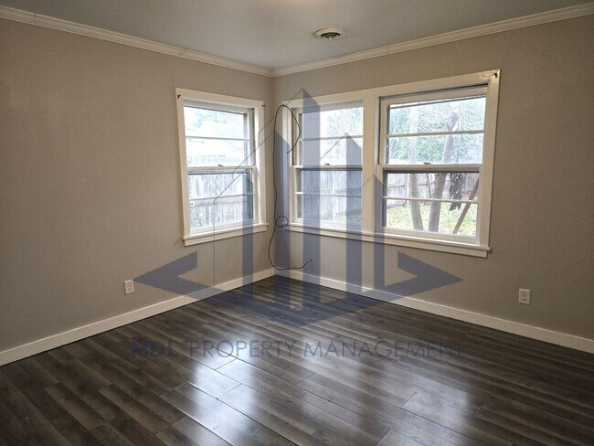 Building Photo - Gorgeous and Cozy 3 bed in Saginaw, Available now!