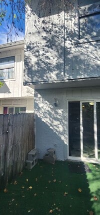 Building Photo - Two Bedroom, Two Bath-Fully Furnished