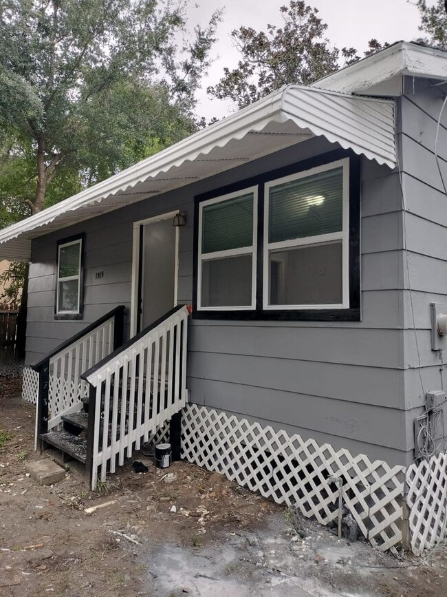Building Photo - Fully Renovated 3/1 Single Family Ready fo...