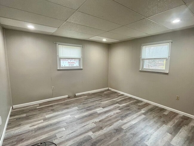 Building Photo - 3 Bedroom in Alton