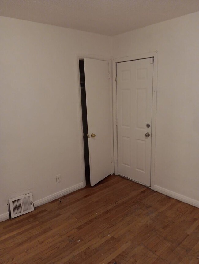 Building Photo - Quaint 3 bedroom home