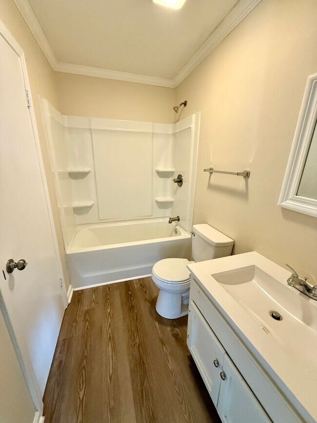 Building Photo - Two bedroom, 1.5 bath apartment home at Ha...