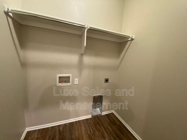 Building Photo - 5220 Oakwood Villa Ct