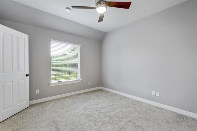 Building Photo - 40 Lovegrass Ln